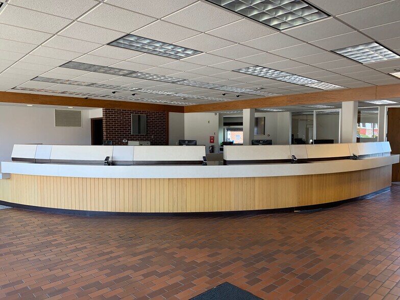 More Photos Of 132 E Main St, Hortonville Bank For Lease
