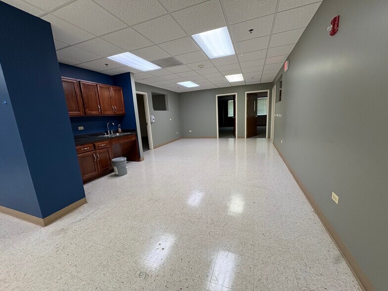 More Photos Of 450-480 E Roosevelt Rd, West Chicago Unknown For Lease