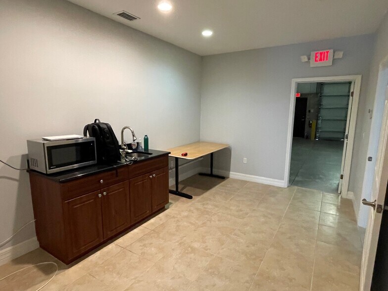 More Photos Of 2427 Porter Lake Dr, Sarasota Flex For Sale