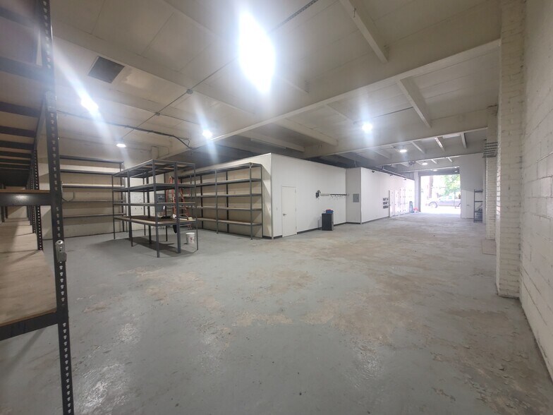 More Photos Of 3731 58th St, Woodside Warehouse For Lease
