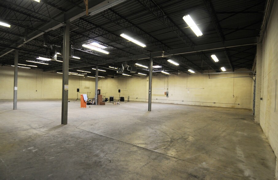 More Photos Of 5344-5352 46th Ave, Edmonston Warehouse For Lease