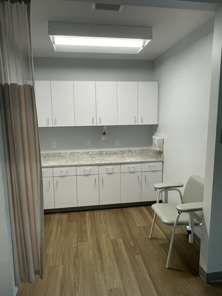 More Photos Of 4682 Airport Blvd, Mobile Medical For Sale