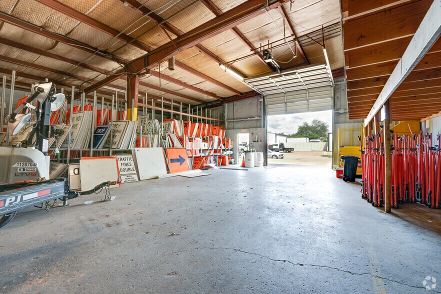 More Photos Of 2333-2337 Delante St, Haltom City Warehouse For Sale