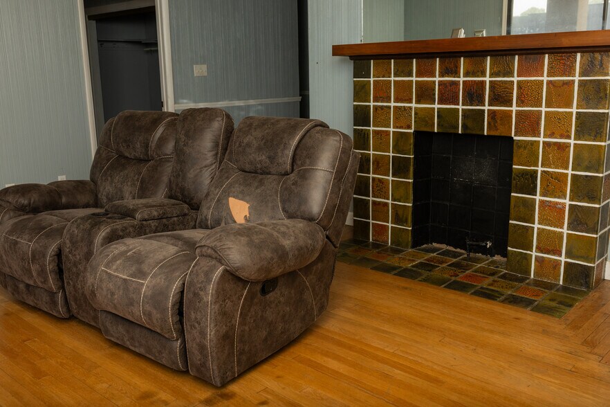 More Photos Of 1007 Smith St, Milton General Retail For Sale