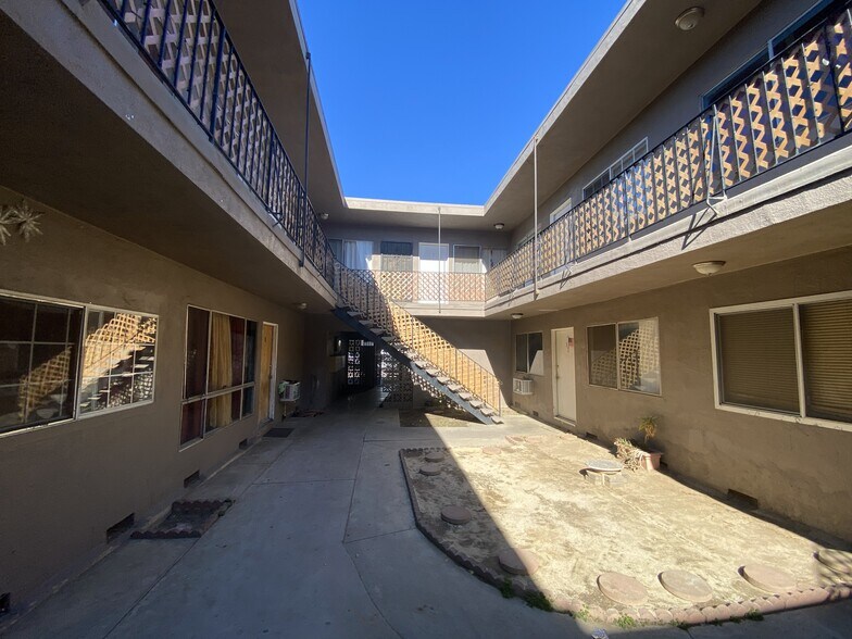 More Photos Of 14140 Delano St, Van Nuys Apartments For Sale