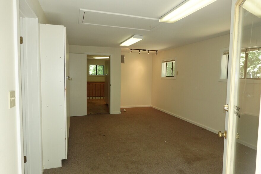 More Photos Of 1 Young Ln, Newmarket Flex For Sale
