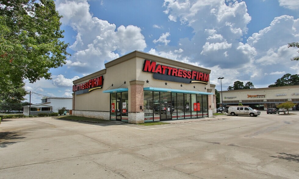 More Photos Of 2105-2129 W Davis St, Conroe Unknown For Lease