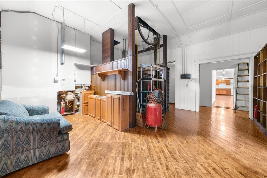 More Photos Of 102 S Richmond St, Fleetwood Warehouse For Sale