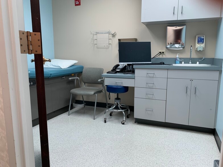 More Photos Of 2550 S Oak Park Ave, Berwyn Medical For Sale