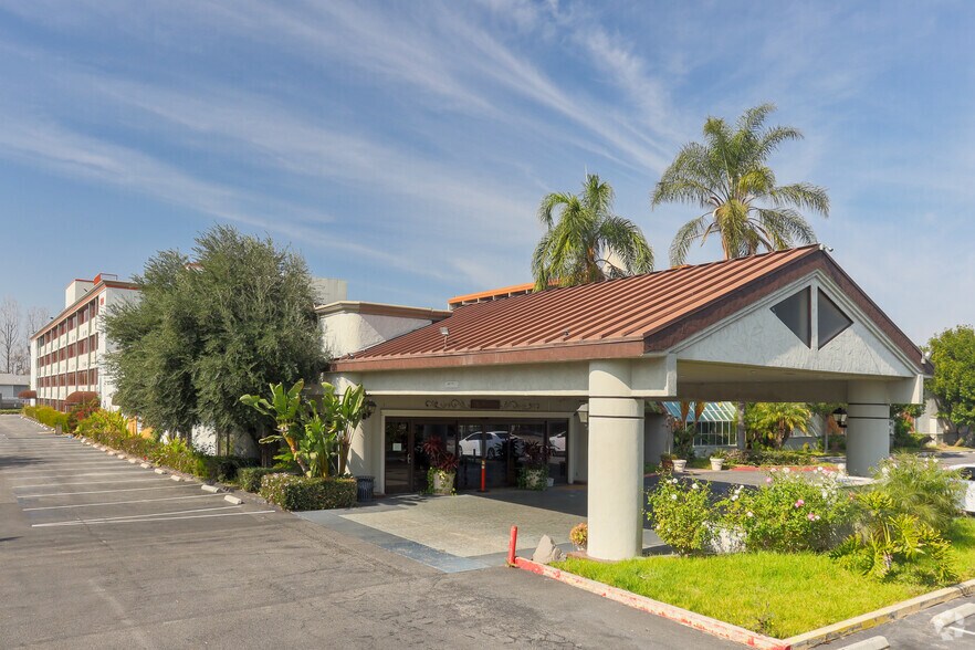 Primary Photo Of 222 W Houston Ave, Fullerton Hotel For Sale