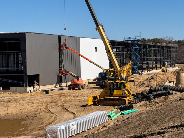 More Photos Of 5177 Corporate Woods Dr, Kalamazoo Distribution For Lease