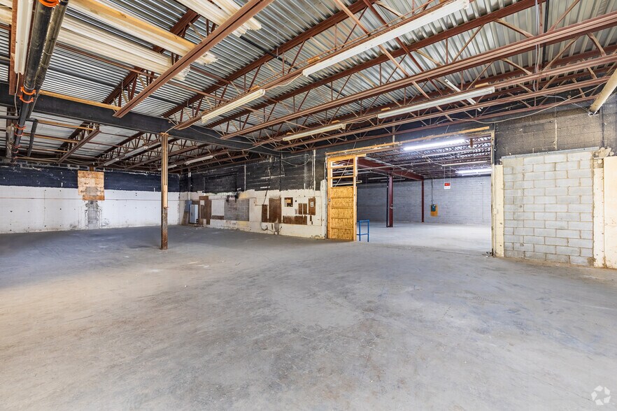 More Photos Of 12300 Boul Albert-Hudon, Montréal Warehouse For Lease