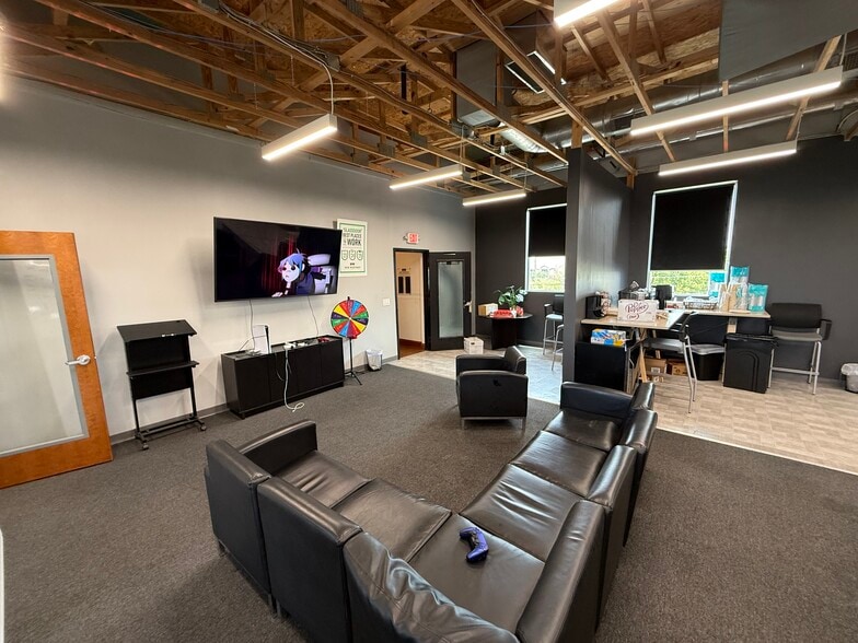 More Photos Of 1001-1007 S Main St, Fort Worth Storefront Retail Office For Lease