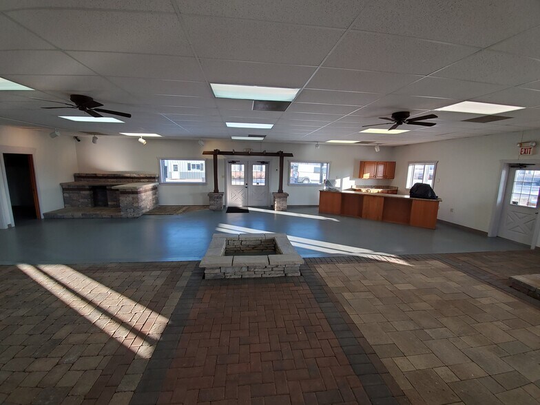 More Photos Of 1804 N Towanda Barnes Rd, Bloomington Flex For Lease