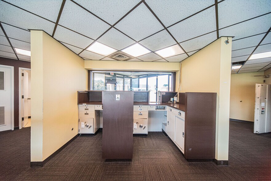 More Photos Of 325 Washington St, Paducah Bank For Lease