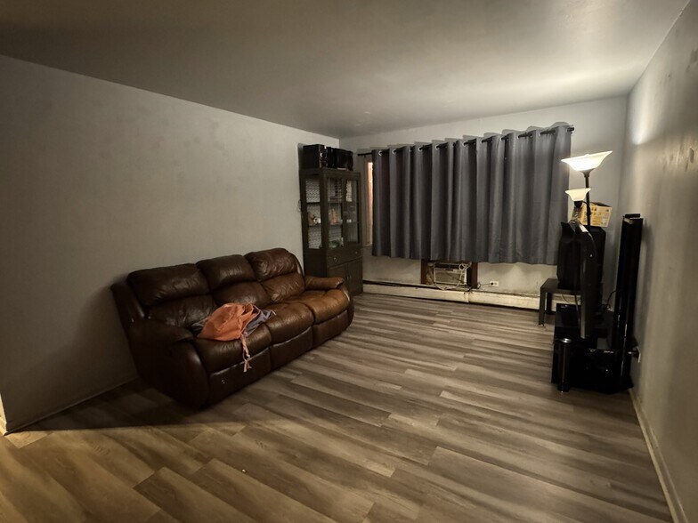 More Photos Of 108 W Elizabeth Dr, Addison Apartments For Sale