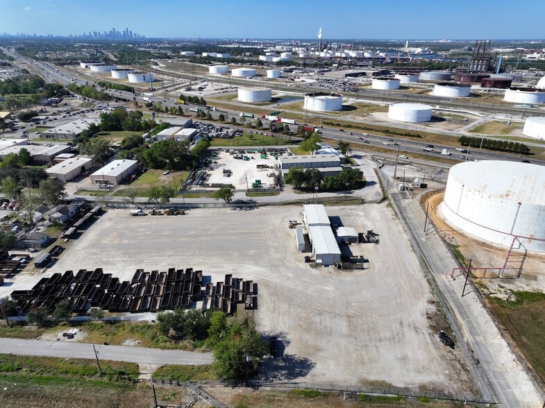 More Photos Of 10234 Lucore St, Houston Warehouse For Lease