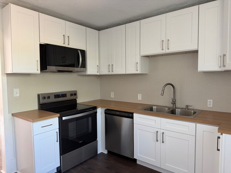More Photos Of 1201 E University Ave, Gainesville Freestanding For Sale