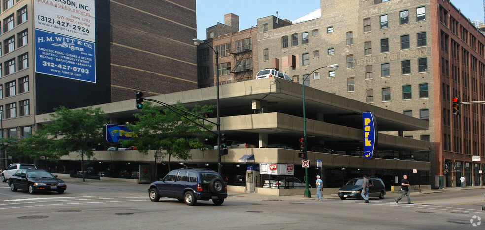 Primary Photo Of 600 S Clark St, Chicago Parking Garage For Sale