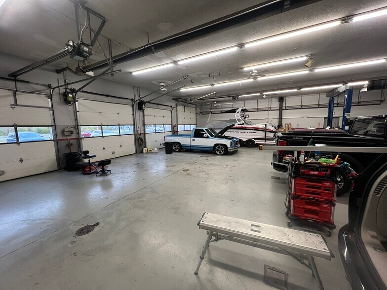 More Photos Of 8350 W Washington St, Indianapolis Auto Repair For Lease