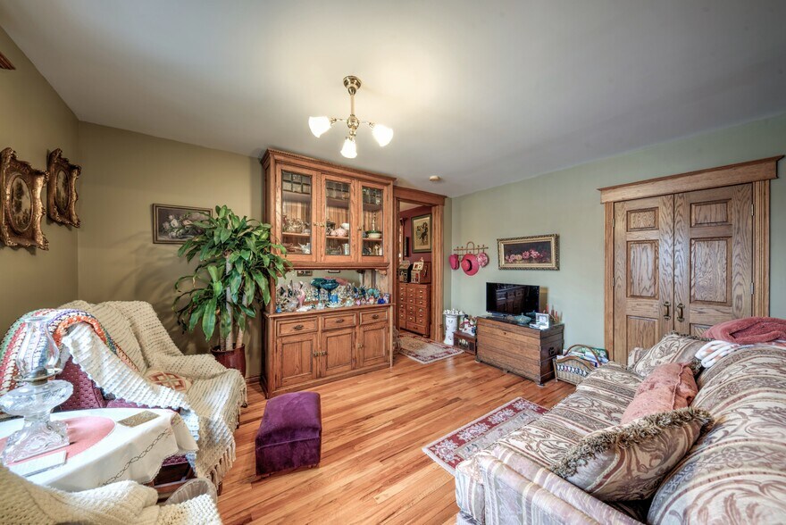 More Photos Of 890 Lake Ave, Woodstock General Retail For Sale