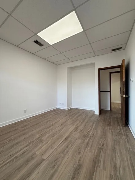 More Photos Of 9849-9853 Gross Point Rd, Skokie Office For Lease
