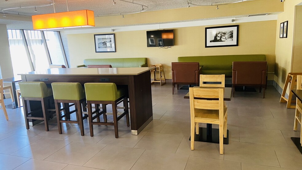 More Photos Of 1301 W Bond Cir, Lincoln Hotel For Sale