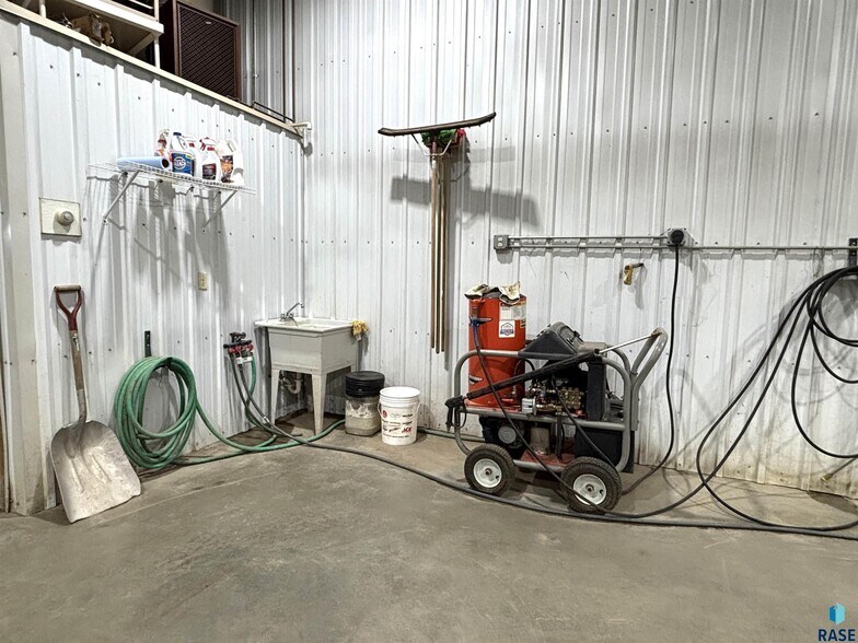 More Photos Of 1603 N Broadway Ave, Miller Industrial For Sale