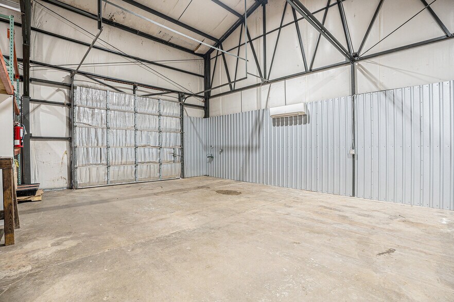More Photos Of 110 N Walker St, Angleton Warehouse For Lease
