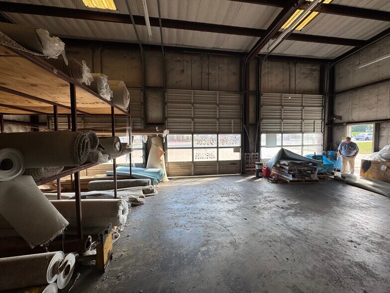 More Photos Of 1900 Crockett Rd, Palestine Storefront For Sale