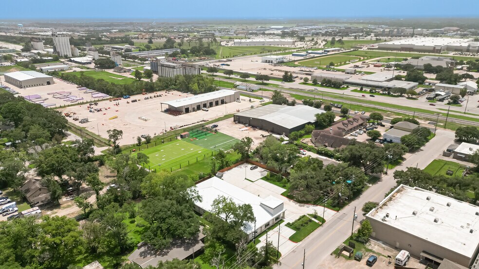 More Photos Of 910 East Ave, Katy Showroom For Lease