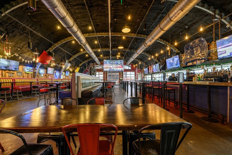 More Photos Of 309 S Oak St, Roanoke Restaurant For Lease