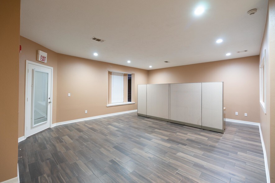 More Photos Of 811 Bradford Ave, Kemah Office For Lease