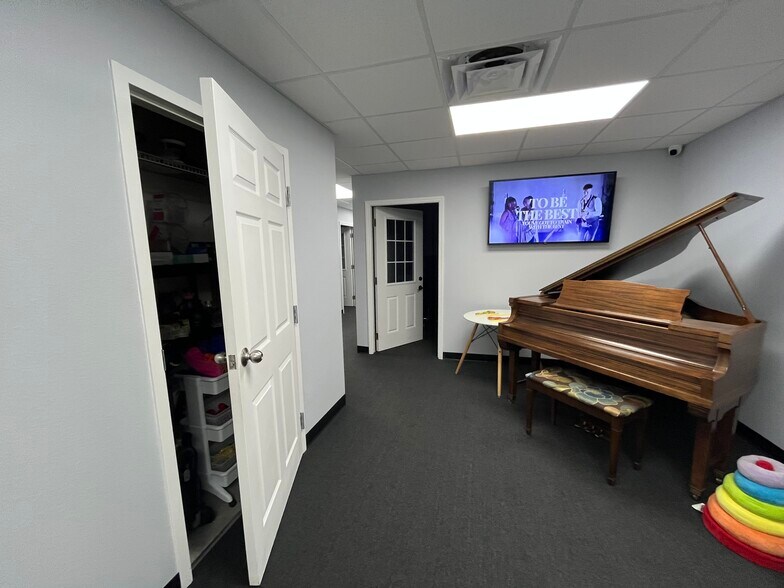 More Photos Of 4920 Lena Rd, Bradenton Light Distribution For Lease