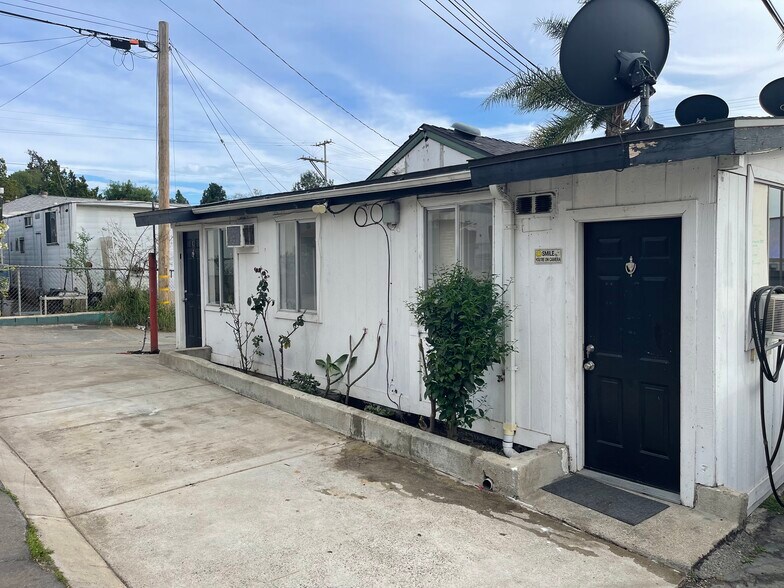 Primary Photo Of 216 E Mission Rd, Fallbrook Storefront Retail Residential For Lease