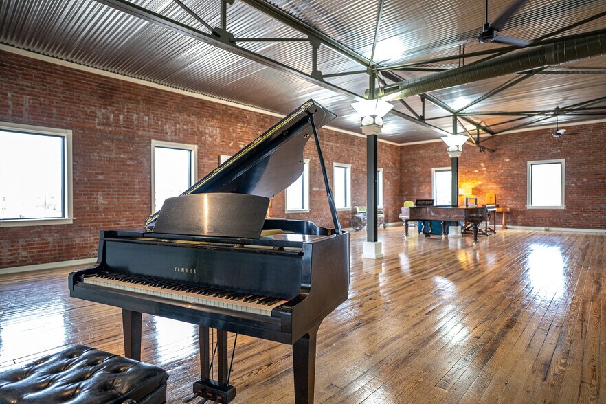 More Photos Of 1611 Washington St, Alexandria Showroom For Sale