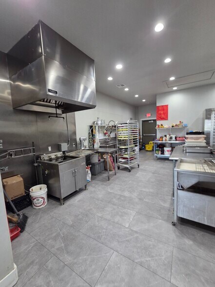 More Photos Of 711 E St, Elgin Fast Food For Lease