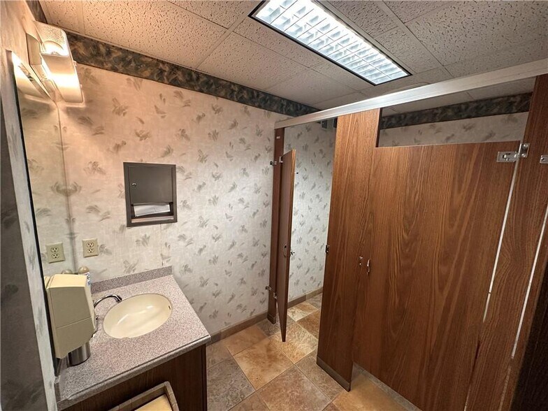 More Photos Of 300 McKnight Park Dr, Pittsburgh Office For Sale