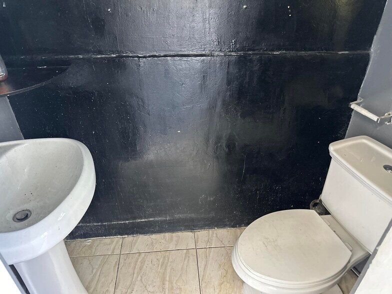 More Photos Of 5300-5328 Long Beach Blvd, Long Beach Storefront Retail Office For Lease