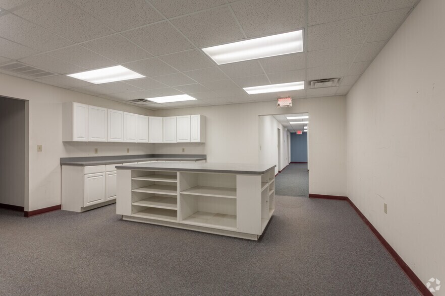 More Photos Of 5306-5346 Peters Creek Rd, Roanoke Showroom For Sale
