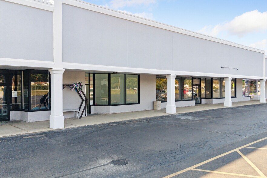 More Photos Of 120-150 May Mart Dr, Rochelle Unknown For Lease