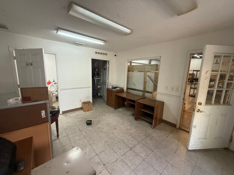 More Photos Of 850500 Us-17, Yulee Warehouse For Lease