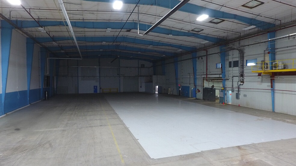 More Photos Of 770 Pandora Av E, Winnipeg Manufacturing For Lease