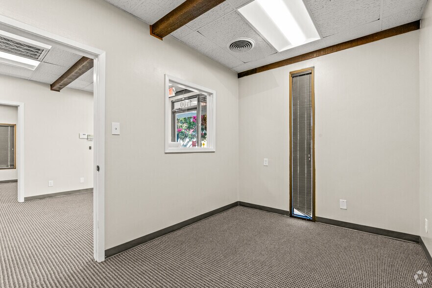 More Photos Of 1100-1120 Luke St, Irving Unknown For Lease