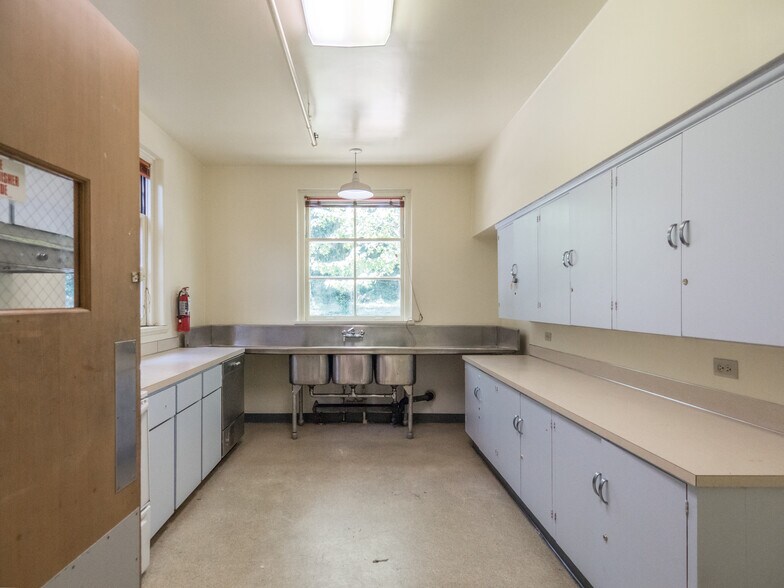 More Photos Of 2640 NW Alexandra Ave, Portland Specialty For Sale