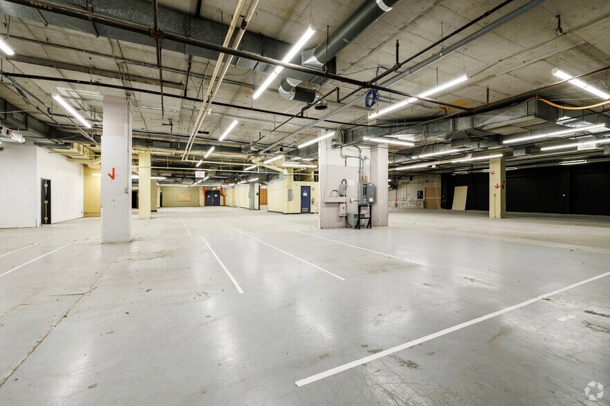 More Photos Of 2325 Rue Dandurand, Montréal Warehouse For Lease