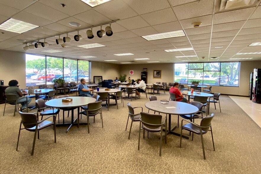 More Photos Of 3101 N 4th Ave, Sioux Falls Flex For Sale