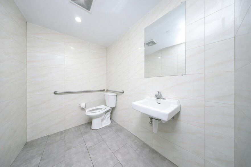 More Photos Of 5811 6th Ave, Brooklyn Office For Sale