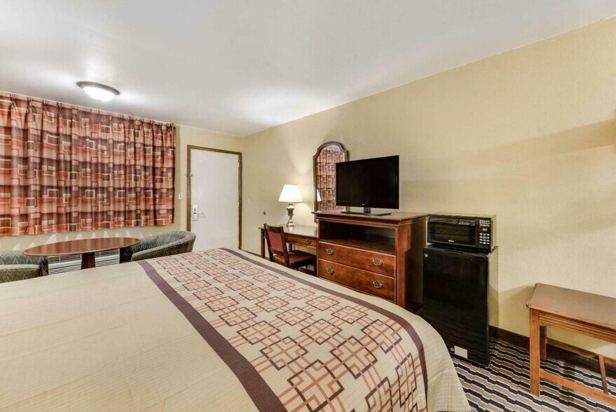 More Photos Of 1313 W Saint James Lutheran Way, Columbus Hotel For Sale