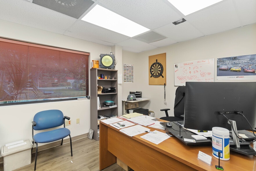 More Photos Of 1076 Florida Central Pky, Longwood Warehouse For Lease